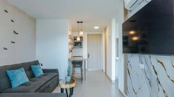 Loft, 1 Bedroom, Accessible, Patio | Living room