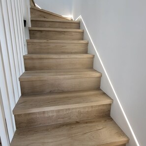 Eine Holztreppe mit weißen Wänden und modernem Design.