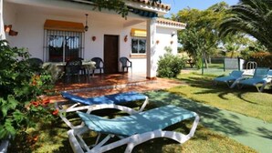 A house with a patio, two lounge chairs, and a small garden. - P1 - With pool and garden, minutes from the sea. (Conil De La Frontera)