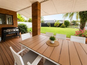 Outdoor dining - Palm Cove Waters Retreat - Walk to Broadwaters! (Runaway Bay)
