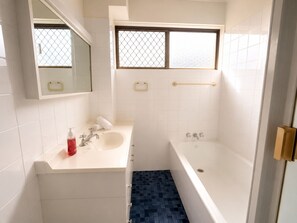Hair dryer, bidet, towels, soap - Palm Cove Waters Retreat - Walk to Broadwaters! (Runaway Bay)