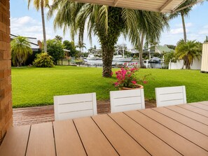 Outdoor dining - Palm Cove Waters Retreat - Walk to Broadwaters! (Runaway Bay)
