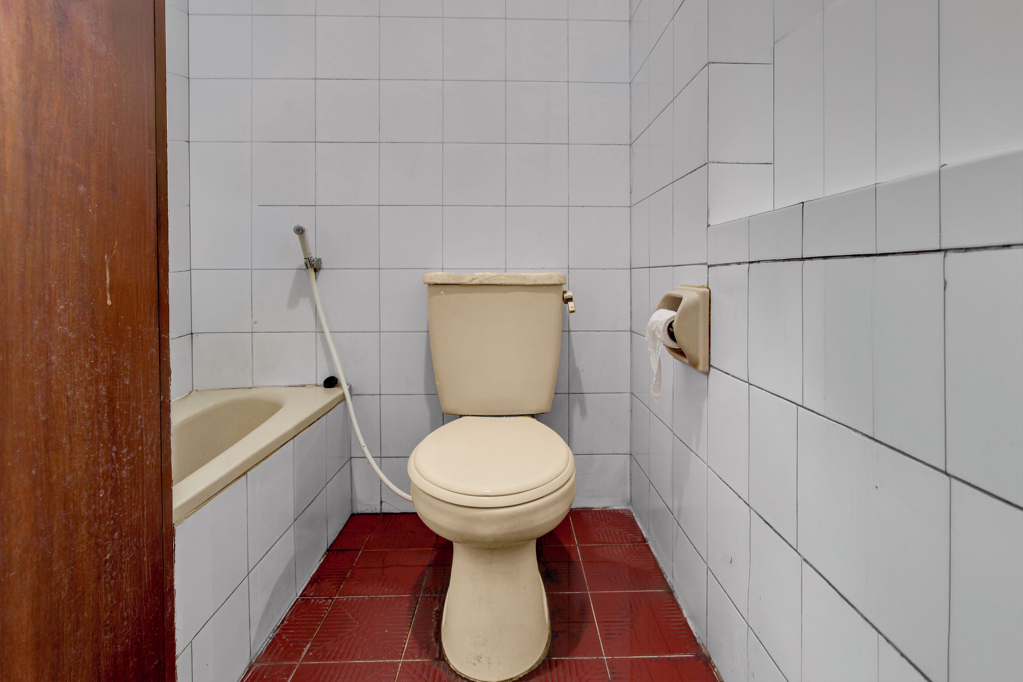 Un baño pequeño y funcional con inodoro, lavamanos y ducha.