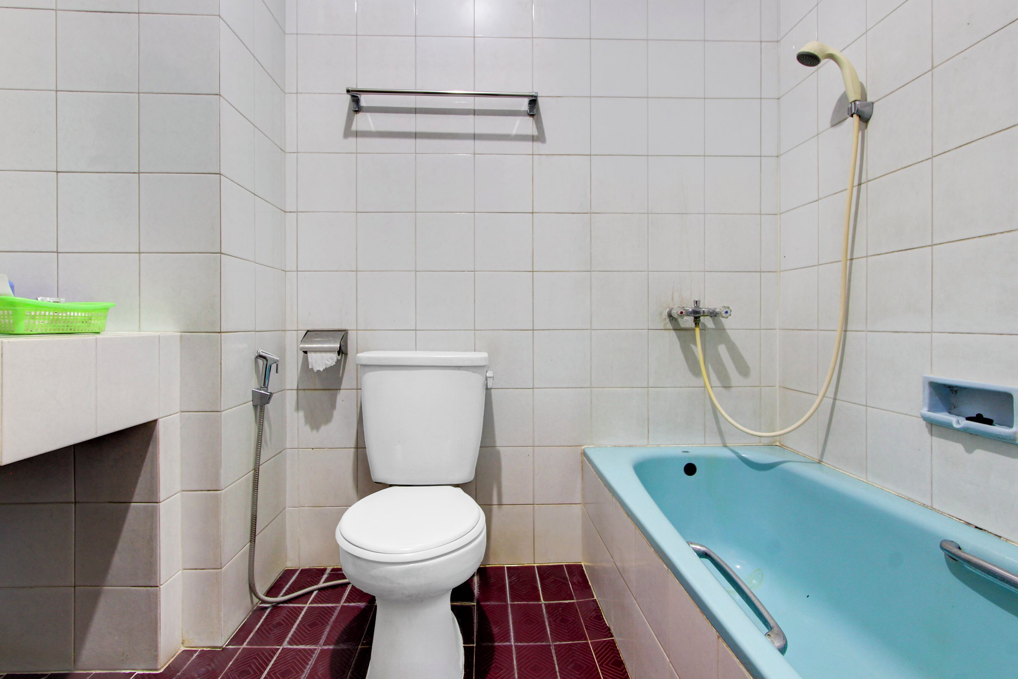 Un baño con inodoro, ducha y bañera.