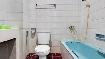 Un baño con inodoro, ducha y bañera.