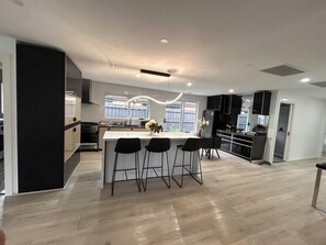 Private kitchen - Beautiful 4 bedroom for short or long term stay! (Hastings)