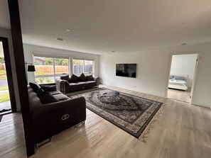 Interior - Beautiful 4 bedroom for short or long term stay! (Hastings)