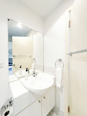 Bathroom - 2BR entire cozy city stay (Adelaide)