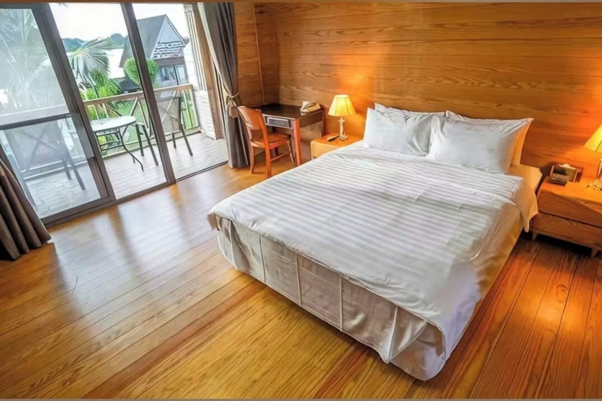 Caja de seguridad en la habitación, escritorio y cortinas blackout