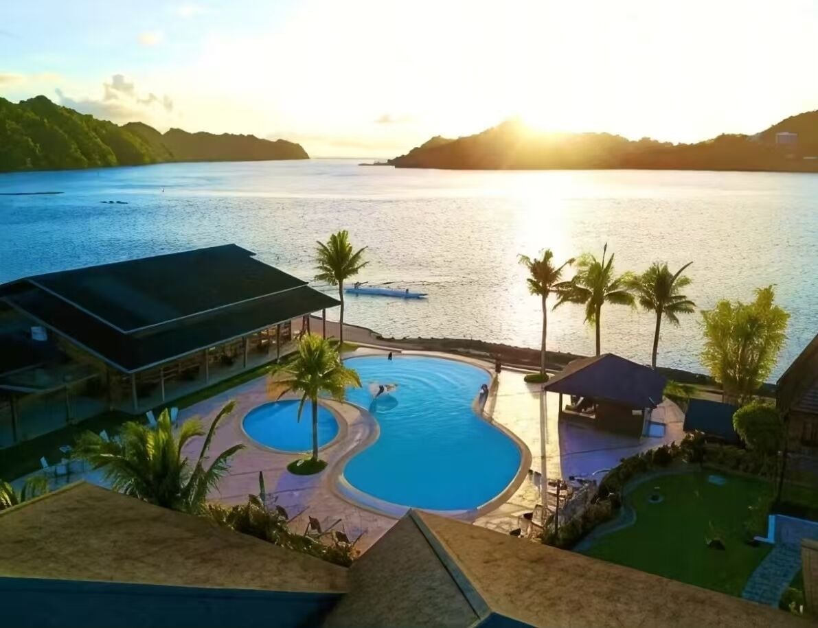 2 outdoor pools