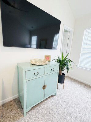 Interior - Charming 3-bedroom house in serene Charlotte with AC (Charlotte)