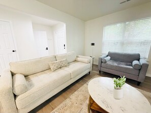 Living area - Charming 3-bedroom house in serene Charlotte with AC (Charlotte)