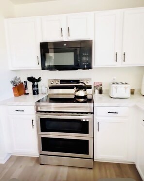 Private kitchen - Charming 3-bedroom house in serene Charlotte with AC (Charlotte)