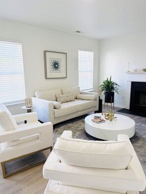 Living area - Charming 3-bedroom house in serene Charlotte with AC (Charlotte)