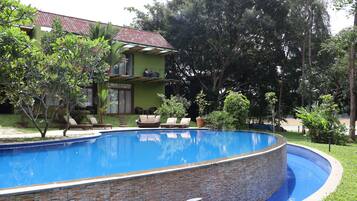 Una piscina al aire libre