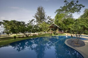Hồ bơi ngoài trời 