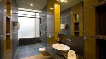 Chambre Deluxe avec lits jumeaux, balcon, vue piscine | Salle de bain | SĂšche-cheveux, bidet, serviettes fournies, papier toilette
