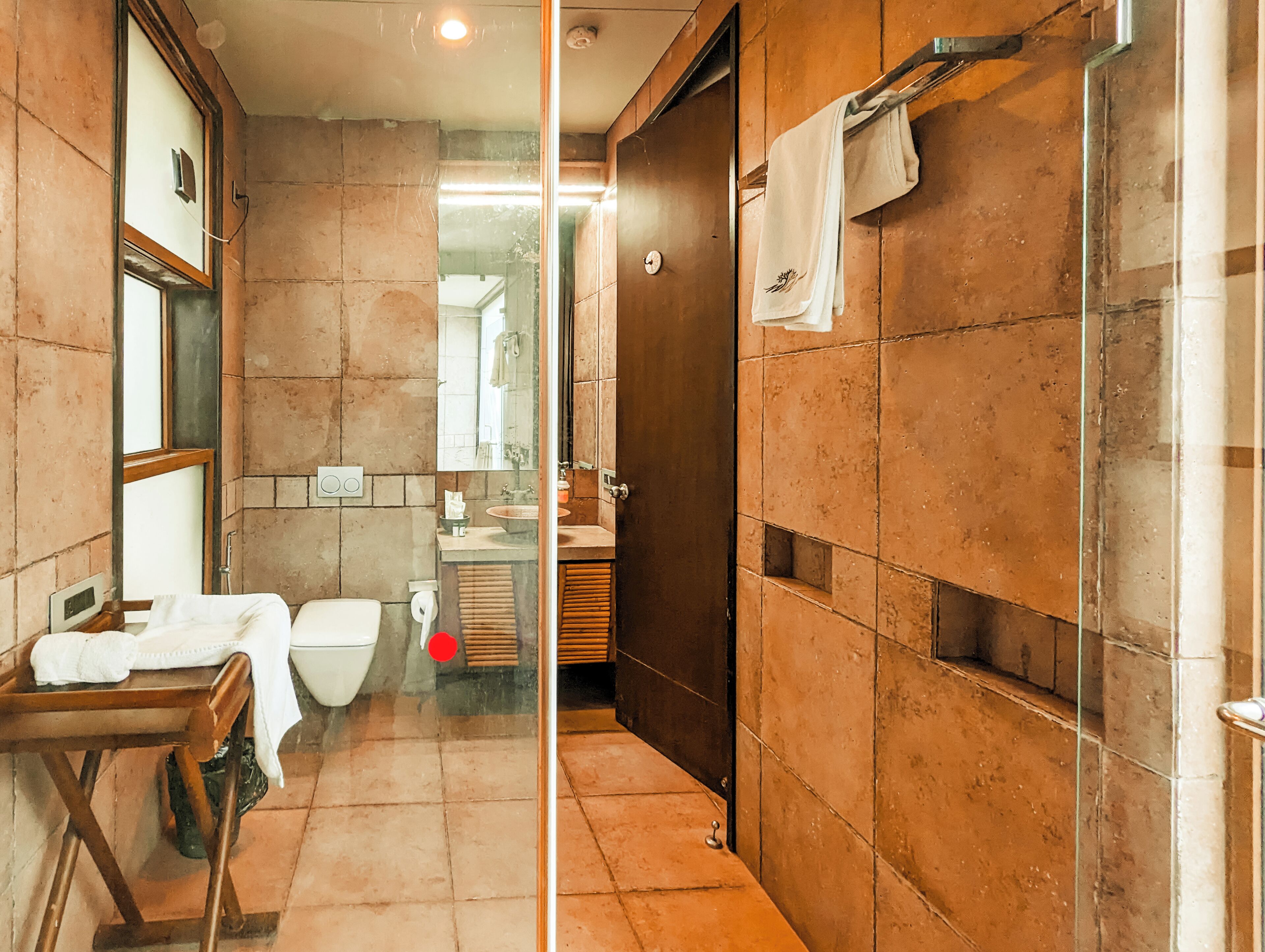 Suite | Baño | Secador de pelo, bidé, toallas y papel higiénico