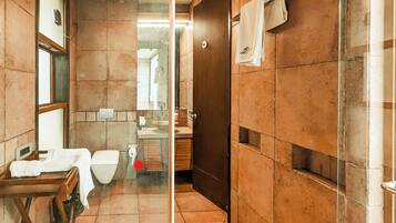 Suite | Baño | Secador de pelo, bidé, toallas y papel higiénico