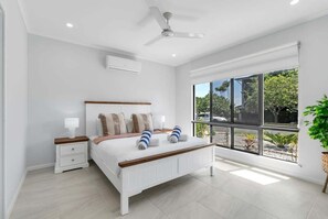 Iron/ironing board, WiFi, bed sheets - Belle Escapes The Trio In Trinity (Trinity Beach)