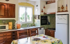 Coffee/tea maker, fridge, microwave, oven - Maison piscine proche Alpilles (Senas)