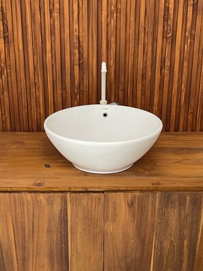 A white basin with a spout on a wooden surface. - Saren Muding, a hidden corner of 2-bedroom house with AC in charming Kerobokan (Badung)
