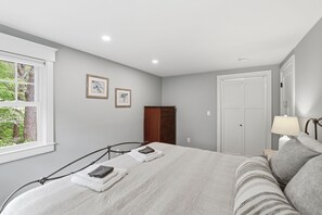 2 habitaciones, tabla de planchar con plancha y cuna de viaje 