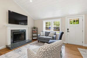 Smart TV - Peaceful 2-bedroom house with AC in charming Dennis (Dennis)