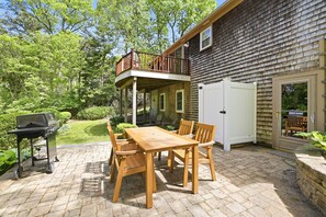 Outdoor dining - Peaceful 2-bedroom house with AC in charming Dennis (Dennis)
