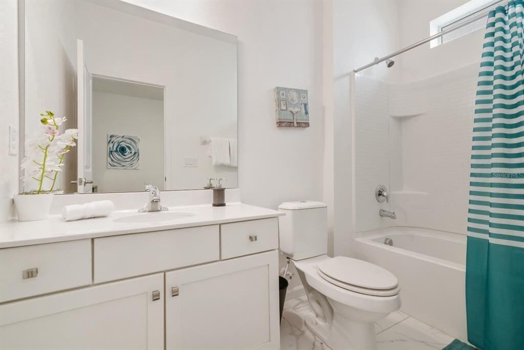 Classic Double Room, 1 Queen Bed, Non Smoking, Private Bathroom | Bathroom | Free toiletries, hair dryer, towels, soap