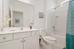 Classic Double Room, 1 Queen Bed, Non Smoking, Private Bathroom | Bathroom | Free toiletries, hair dryer, towels, soap - Mystical Dreams (Kissimmee)