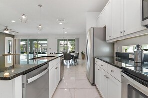 Großer Kühlschrank, Mikrowelle, Ofen