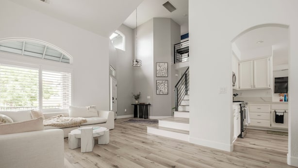 A modern interior with a living area, staircase, and kitchen. - Casa de Panda - 4-bedroom house with heated pool (Sacramento)