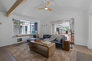 Living area - 4BR Extended Stay - Pets Welcome - Single Level - Large Yard - Intel & Nike (Aloha)