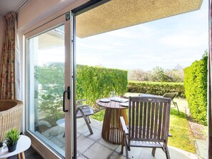 Outdoor dining - Charming apartment close to the the beach (Sint-Idesbald)