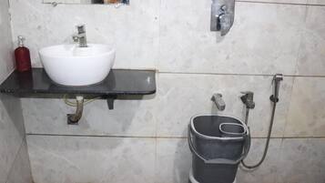 Deluxe Double Room, City View | Bathroom