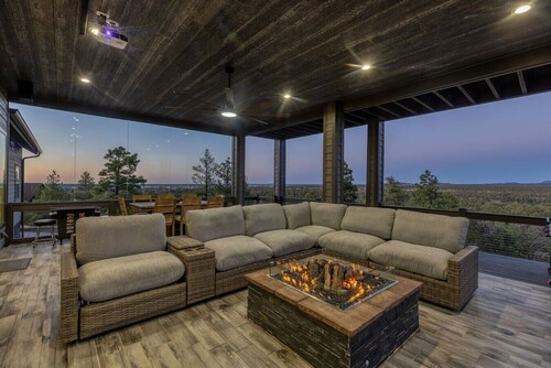 Luxury & Incredible Views! EV Chrg, HOT TUB, POKER, 6bd 5.5ba, 1.6 Acres 4600 sq ft