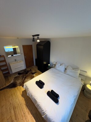 Iron/ironing board, WiFi, bed sheets - Peace, wilderness and a hiker's paradise right on the doorstep (pet friendly)! (Walkenried)