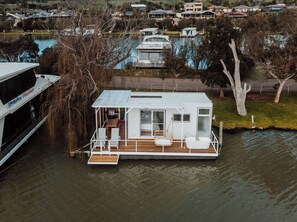 Exterior - The Floathouse - Floating tiny home on the Murray (White Sands)