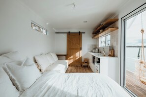 1 bedroom, WiFi, bed sheets - The Floathouse - Floating tiny home on the Murray (White Sands)