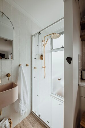 Shower, hair dryer, towels, soap - The Floathouse - Floating tiny home on the Murray (White Sands)