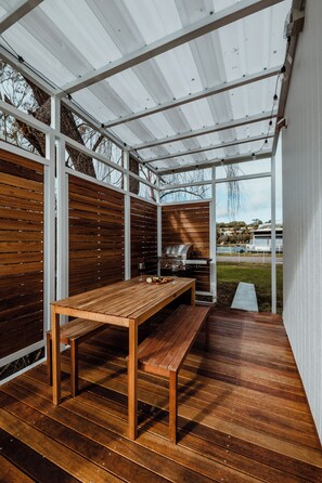 Outdoor dining - The Floathouse - Floating tiny home on the Murray (White Sands)