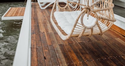 The Floathouse - Floating tiny home on the Murray