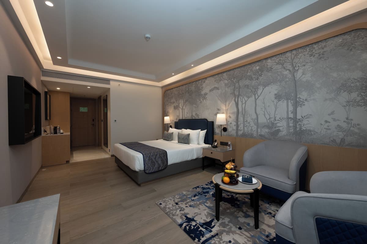 Deluxe Room | Premium bedding, minibar, in-room safe, desk