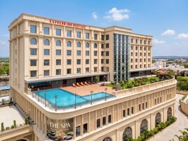 Un hotel con una piscina grande, varias plantas y un área de spa.