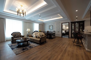 Presidential Suite | Living area | 50-inch flat-screen TV with satellite channels - Hotel Express Inn Heritage (Chhatrapati Sambhajinagar)