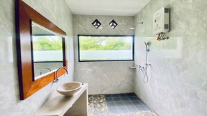 Villa, balcón, vistas al río | Baño | Zapatillas, toallas, jabón y champú