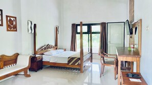 Villa, balcón, vistas al río | Escritorio y espacio para trabajar con un portátil