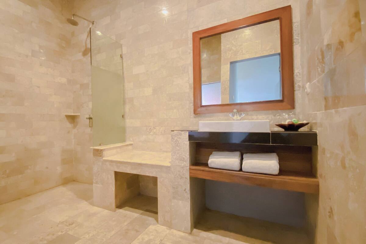 Deluxe Double or Twin Room, Balcony, Garden View | Bathroom | Slippers, towels, soap, shampoo