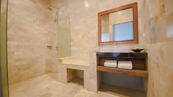 Deluxe Double or Twin Room, Balcony, Garden View | Bathroom | Slippers, towels, soap, shampoo